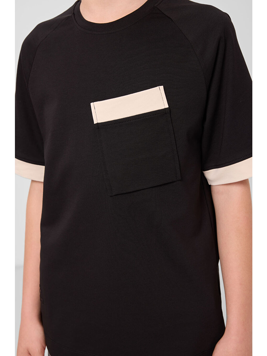 Siyah Pamuklu Yumuşak Dokulu Oversize Cep Detaylı Erkek Çocuk T-Shirt - 11295-3