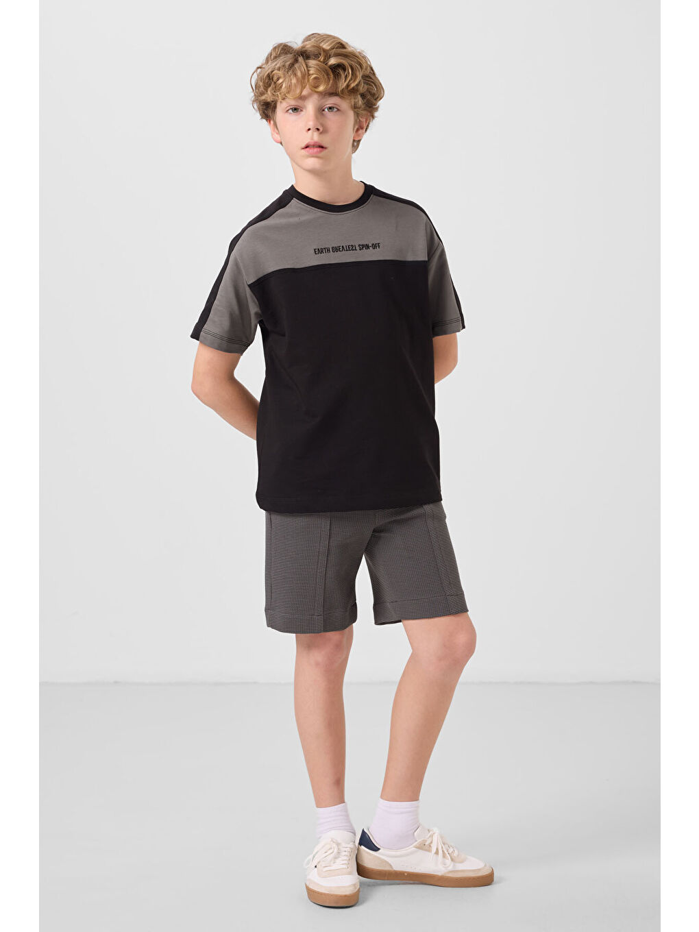 Siyah Pamuklu Yumuşak Dokulu Oversize Fit Nakışlı Erkek Çocuk T-Shirt - 11290-1