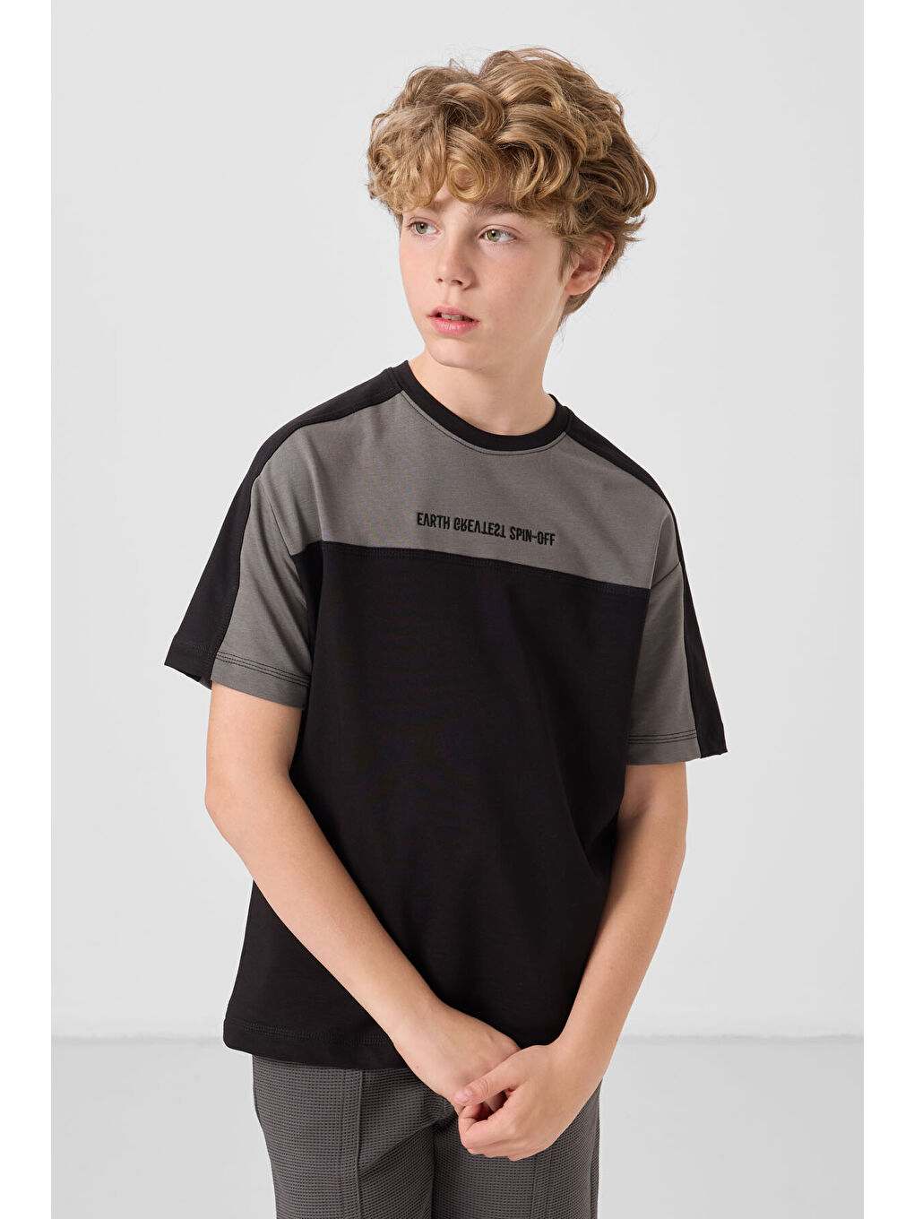 Siyah Pamuklu Yumuşak Dokulu Oversize Fit Nakışlı Erkek Çocuk T-Shirt - 11290-2