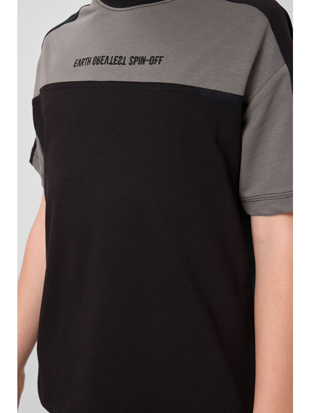 Siyah Pamuklu Yumuşak Dokulu Oversize Fit Nakışlı Erkek Çocuk T-Shirt - 11290-3