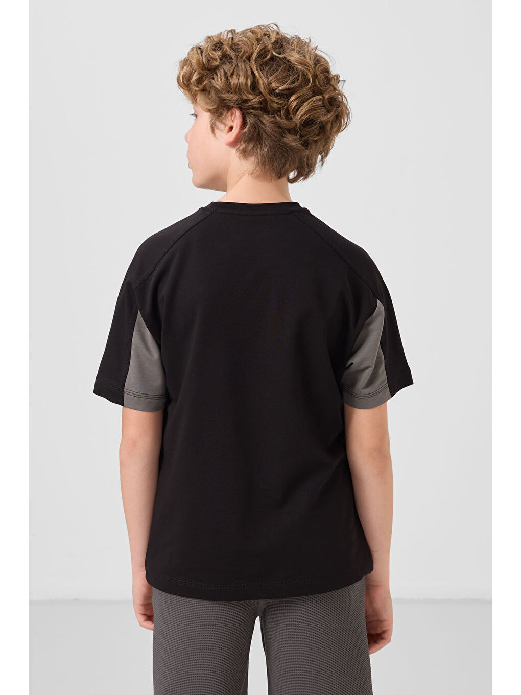 Siyah Pamuklu Yumuşak Dokulu Oversize Fit Nakışlı Erkek Çocuk T-Shirt - 11290-4