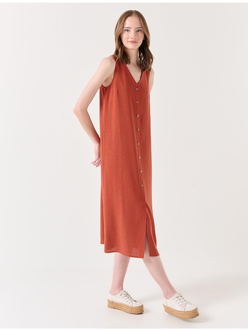 Kahverengi Tarçın V Yaka Önü Düğmeli Kolsuz Keten Elbise-1