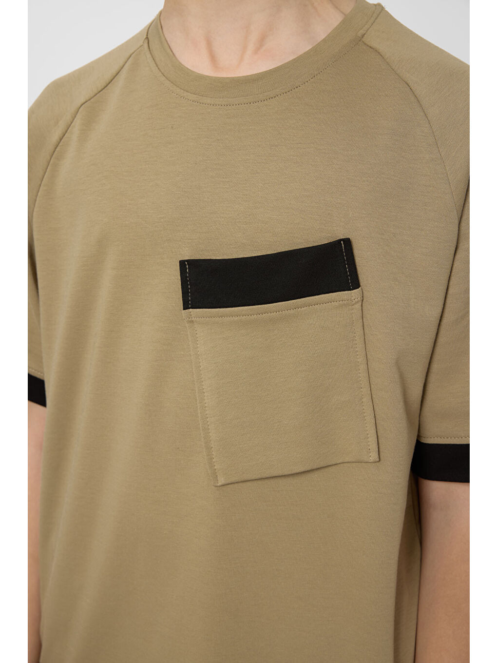 Koyu Bej Pamuklu Yumuşak Dokulu Oversize Cep Detaylı Erkek Çocuk T-Shirt - 11295-2