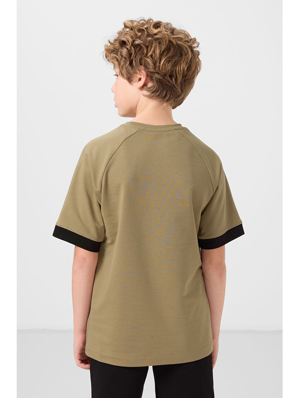 Koyu Bej Pamuklu Yumuşak Dokulu Oversize Cep Detaylı Erkek Çocuk T-Shirt - 11295-4