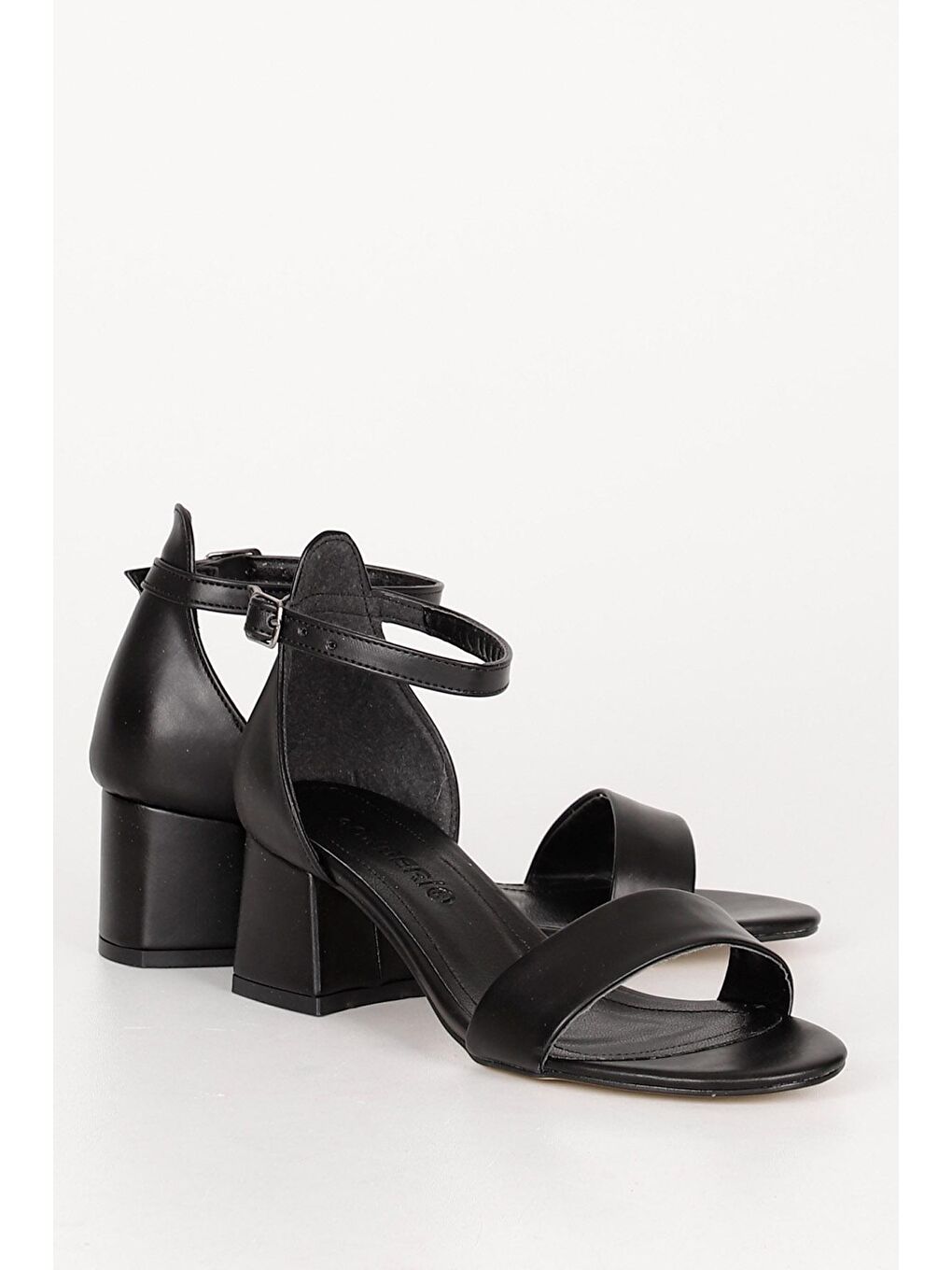 Siyah Kalın Topuklu Bantlı  Kadın Sandalet 37101