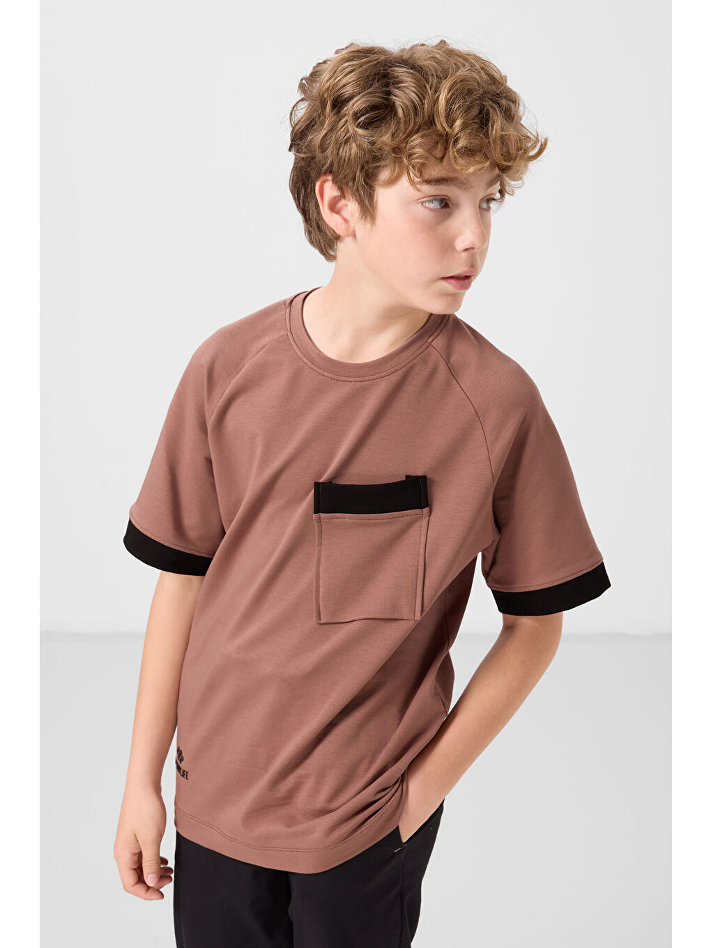 Kahverengi Tarçın Pamuklu Yumuşak Dokulu Oversize Cep Detaylı Erkek Çocuk T-Shirt - 11295-2