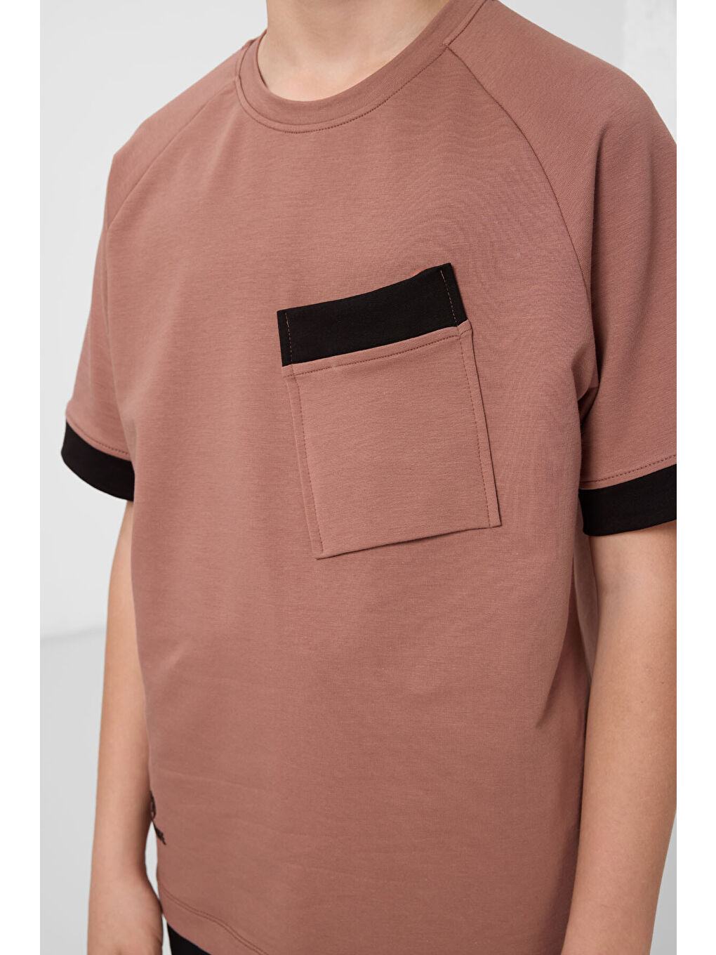 Kahverengi Tarçın Pamuklu Yumuşak Dokulu Oversize Cep Detaylı Erkek Çocuk T-Shirt - 11295-3