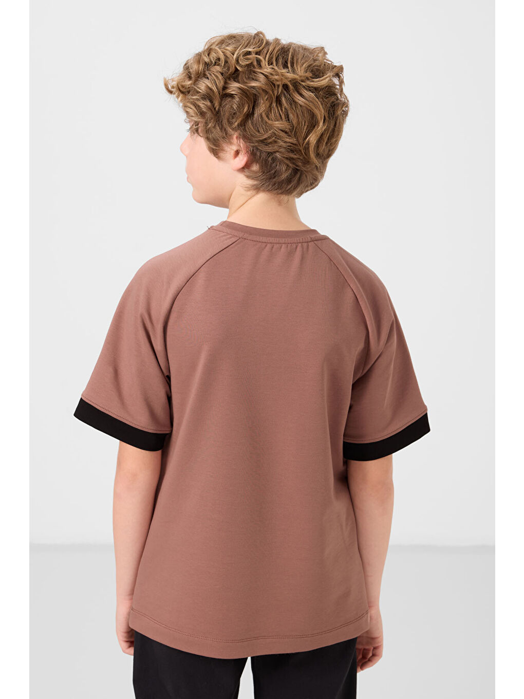 Kahverengi Tarçın Pamuklu Yumuşak Dokulu Oversize Cep Detaylı Erkek Çocuk T-Shirt - 11295-4