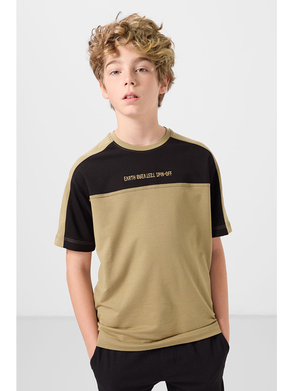 Koyu Bej Pamuklu Yumuşak Dokulu Oversize Fit Nakışlı Erkek Çocuk T-Shirt - 11290