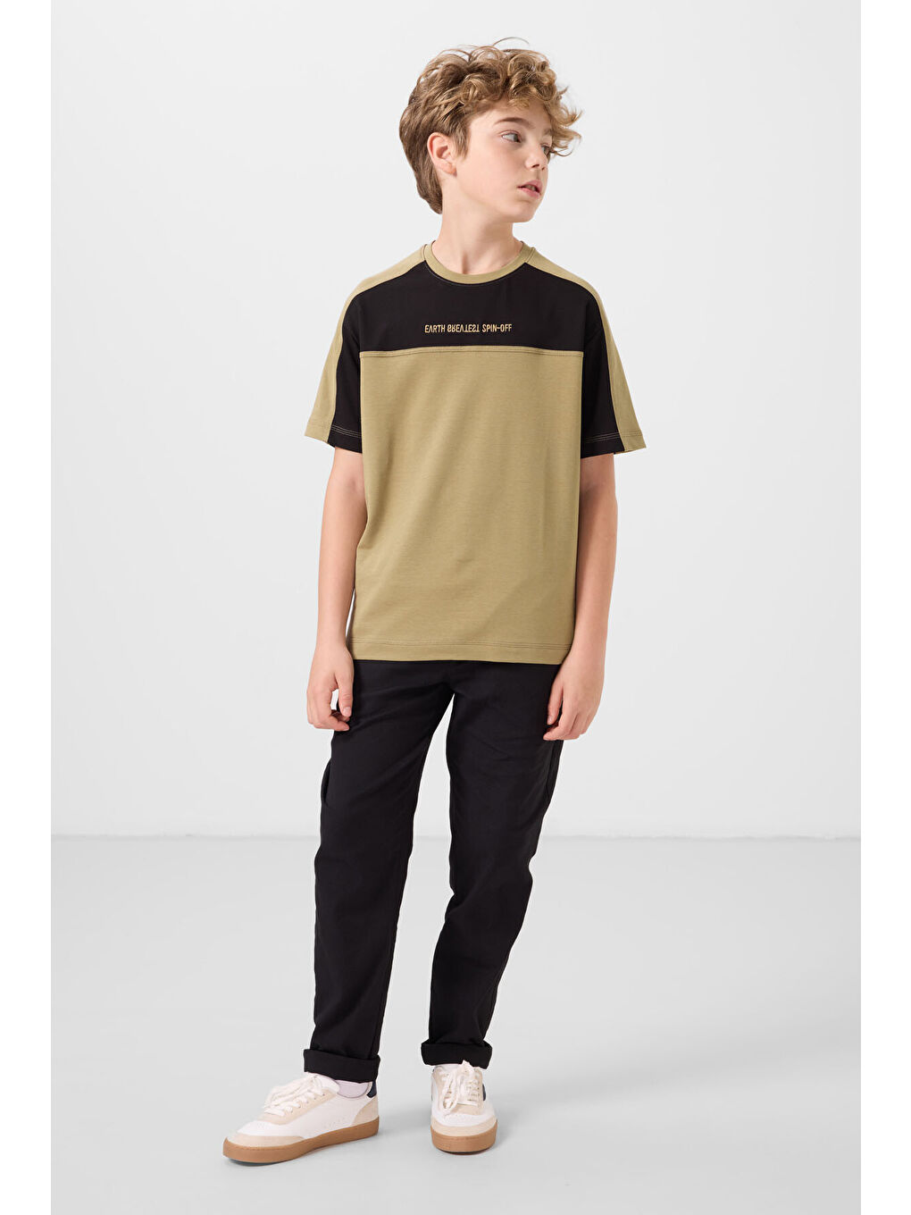 Koyu Bej Pamuklu Yumuşak Dokulu Oversize Fit Nakışlı Erkek Çocuk T-Shirt - 11290-1