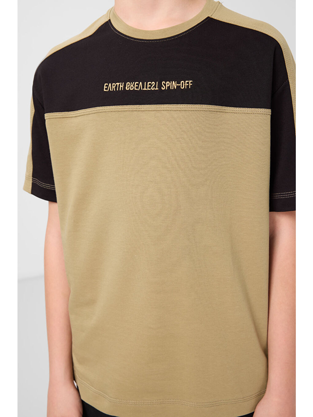 Koyu Bej Pamuklu Yumuşak Dokulu Oversize Fit Nakışlı Erkek Çocuk T-Shirt - 11290-2