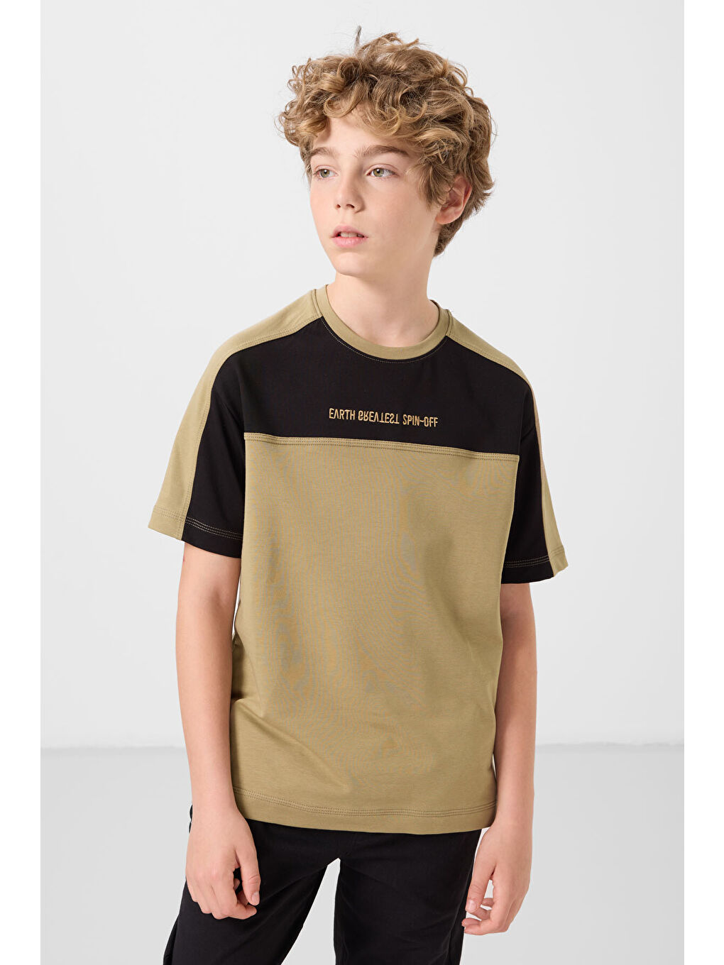 Koyu Bej Pamuklu Yumuşak Dokulu Oversize Fit Nakışlı Erkek Çocuk T-Shirt - 11290-3