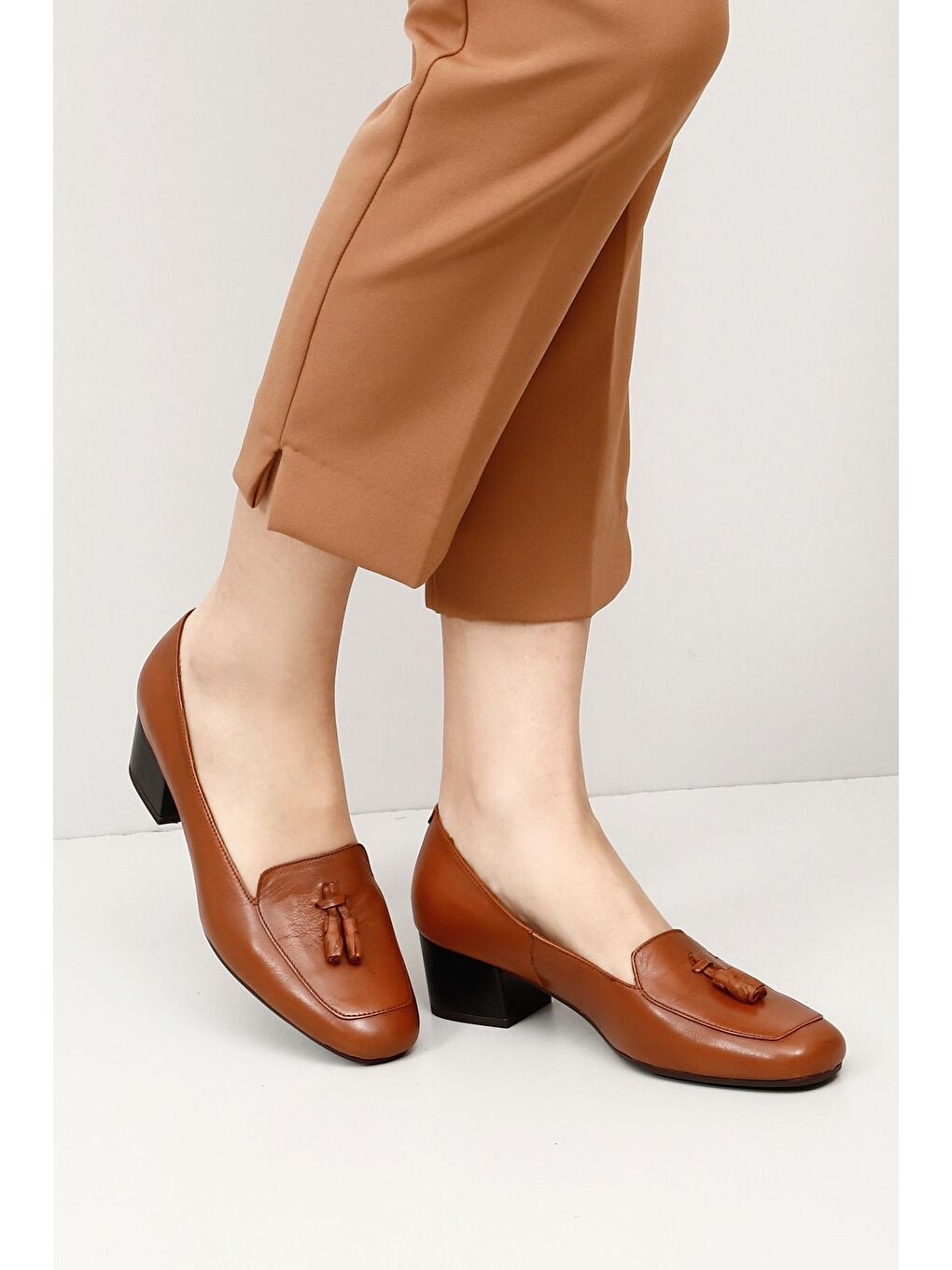 Kahverengi TABA-KAHVERENGİ  Hakiki Deri Küt Burun Kısa Kalın Topuklu Püsküllü Kadın Ayakkabı 13313