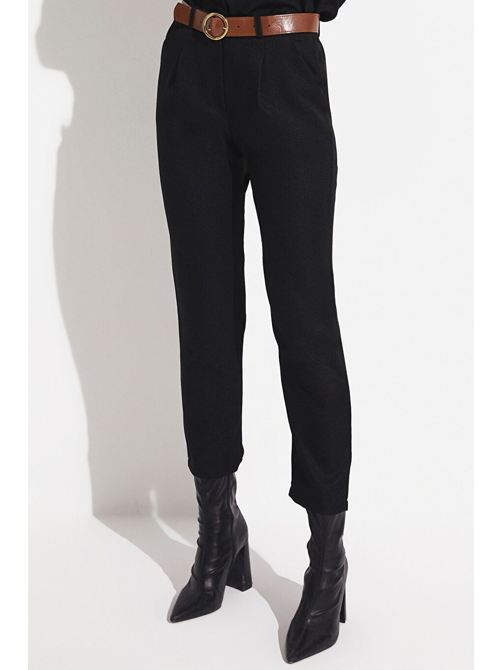 Siyah Kemerli Pili Detaylı Pantolon-2