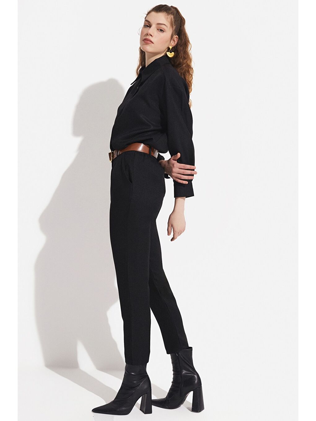 Siyah Kemerli Pili Detaylı Pantolon-4