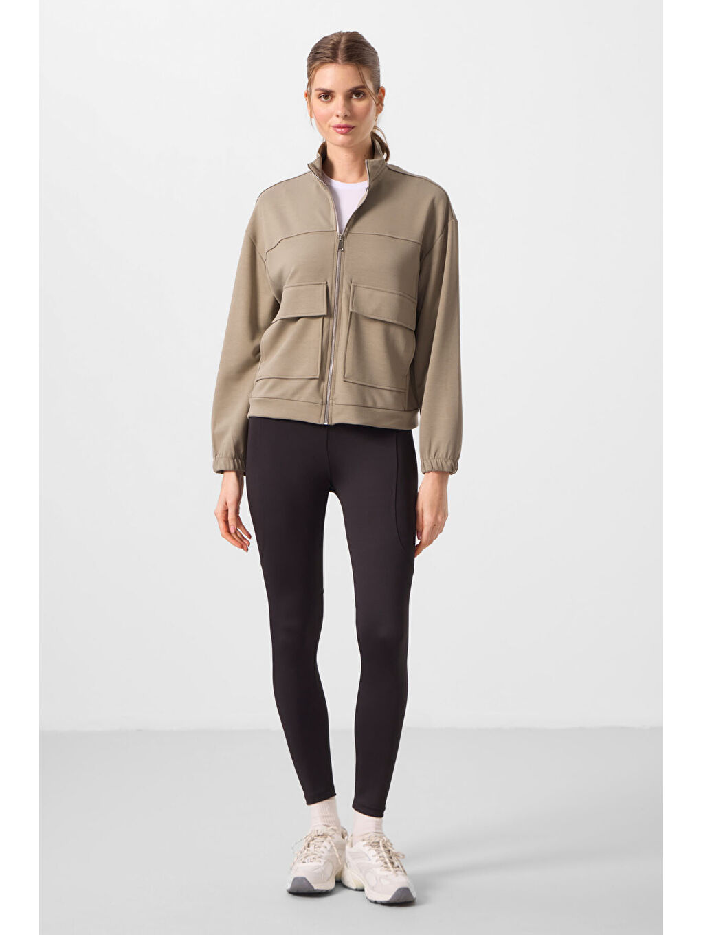 Koyu Bej Yumuşak Dokulu Dik Yaka Oversize Kargo Cepli Kadın Crop Top Sweatshirt - 97301