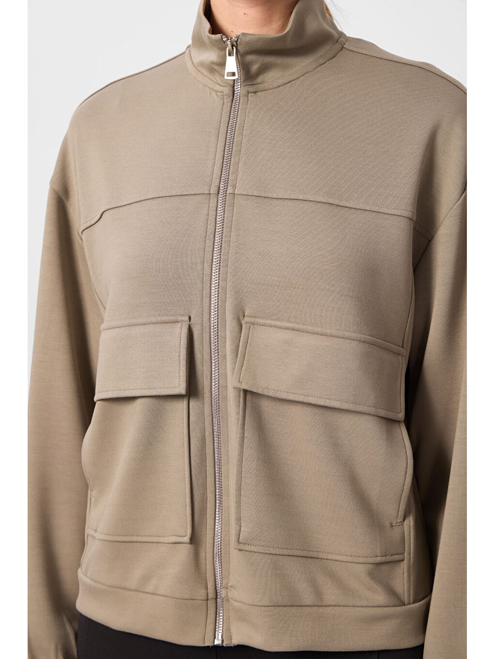 Koyu Bej Yumuşak Dokulu Dik Yaka Oversize Kargo Cepli Kadın Crop Top Sweatshirt - 97301-1