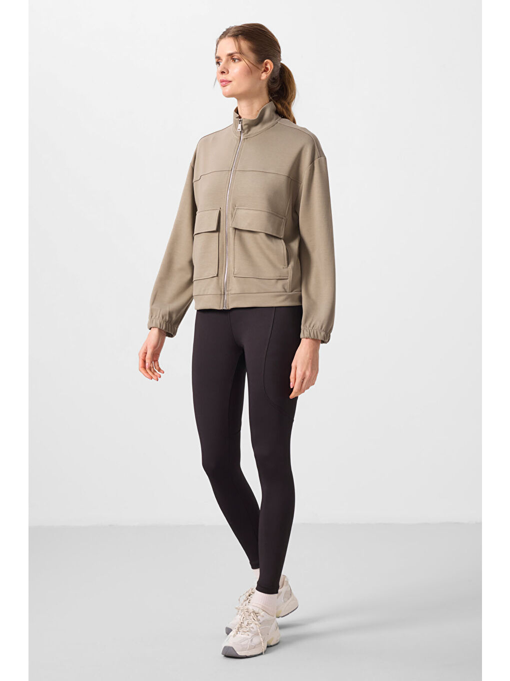 Koyu Bej Yumuşak Dokulu Dik Yaka Oversize Kargo Cepli Kadın Crop Top Sweatshirt - 97301-2