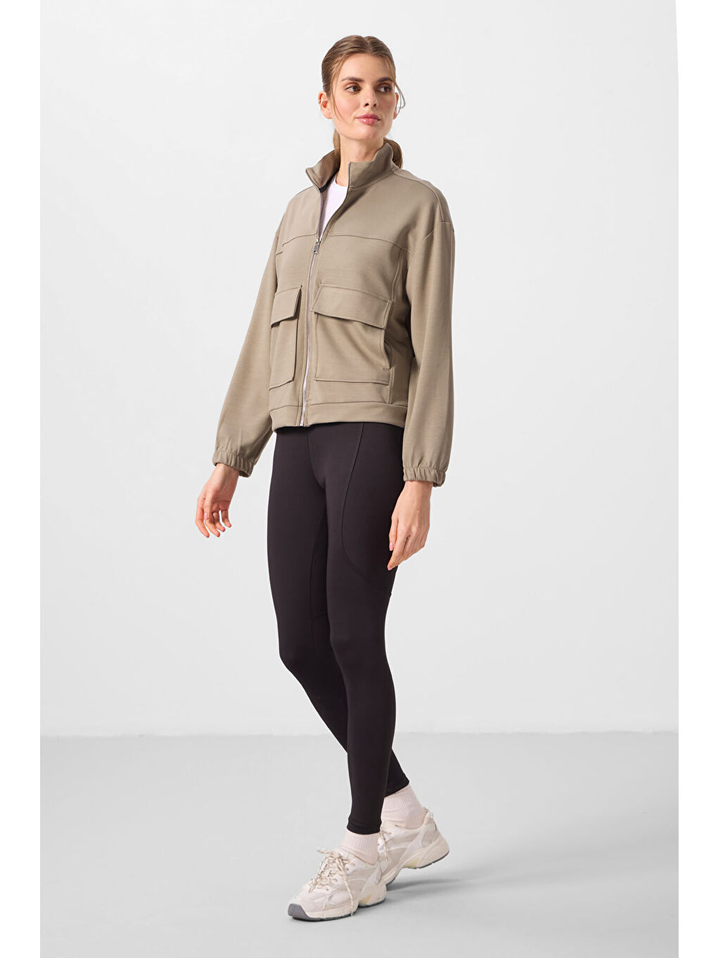 Koyu Bej Yumuşak Dokulu Dik Yaka Oversize Kargo Cepli Kadın Crop Top Sweatshirt - 97301-3