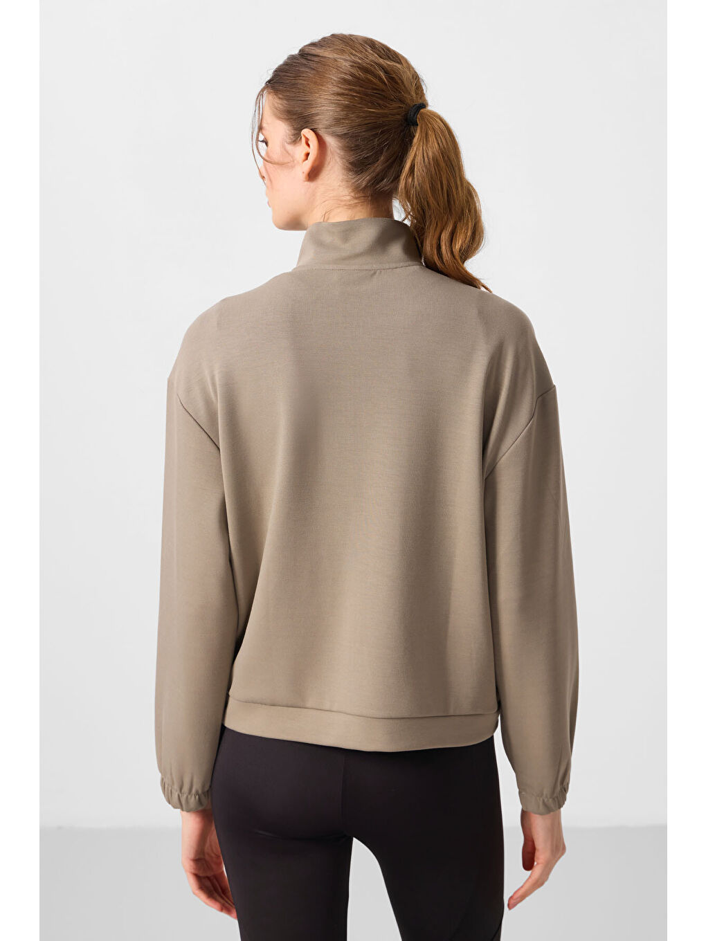 Koyu Bej Yumuşak Dokulu Dik Yaka Oversize Kargo Cepli Kadın Crop Top Sweatshirt - 97301-4