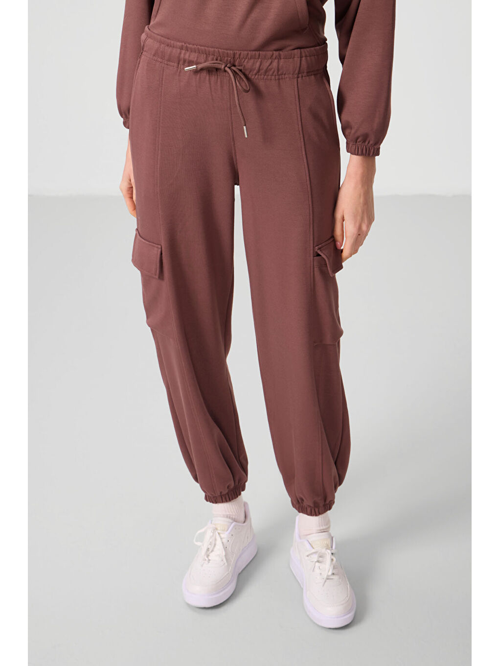 Kahverengi Yumuşak Dokulu Dik Yaka Gizli Fermuarlı Oversize Kadın Eşofman Takım - 95351-1