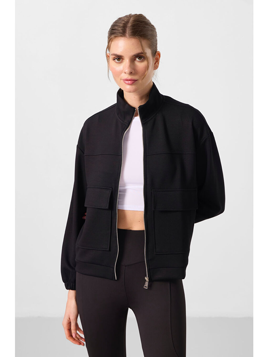 Siyah Yumuşak Dokulu Dik Yaka Oversize Kargo Cepli Kadın Crop Top Sweatshirt - 97301