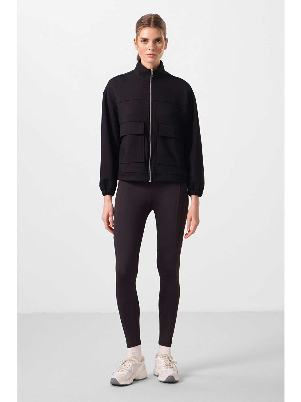 Siyah Yumuşak Dokulu Dik Yaka Oversize Kargo Cepli Kadın Crop Top Sweatshirt - 97301-1