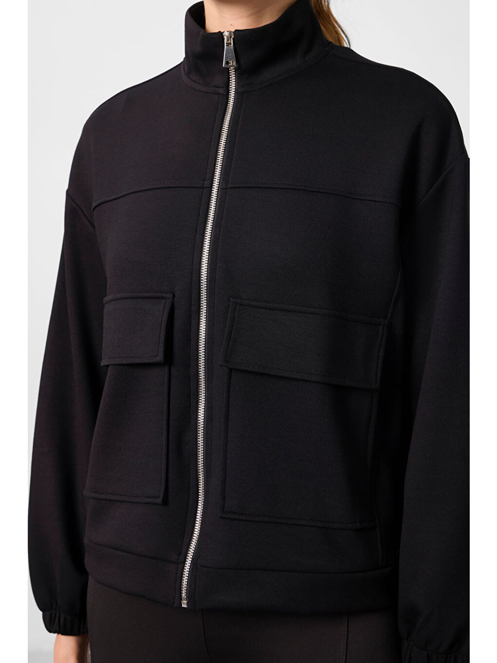 Siyah Yumuşak Dokulu Dik Yaka Oversize Kargo Cepli Kadın Crop Top Sweatshirt - 97301-2