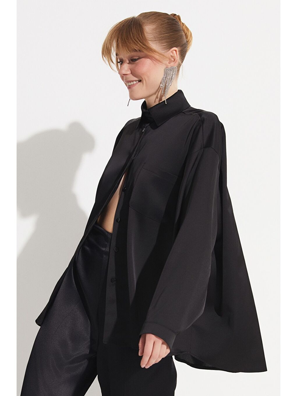 Siyah Saten Tuşeli Gömlek-1