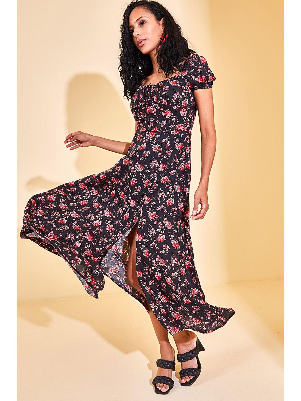 Siyah Çiçek Desenli Yakası Büzgülü Elbise 3KXK6-46680-02-3