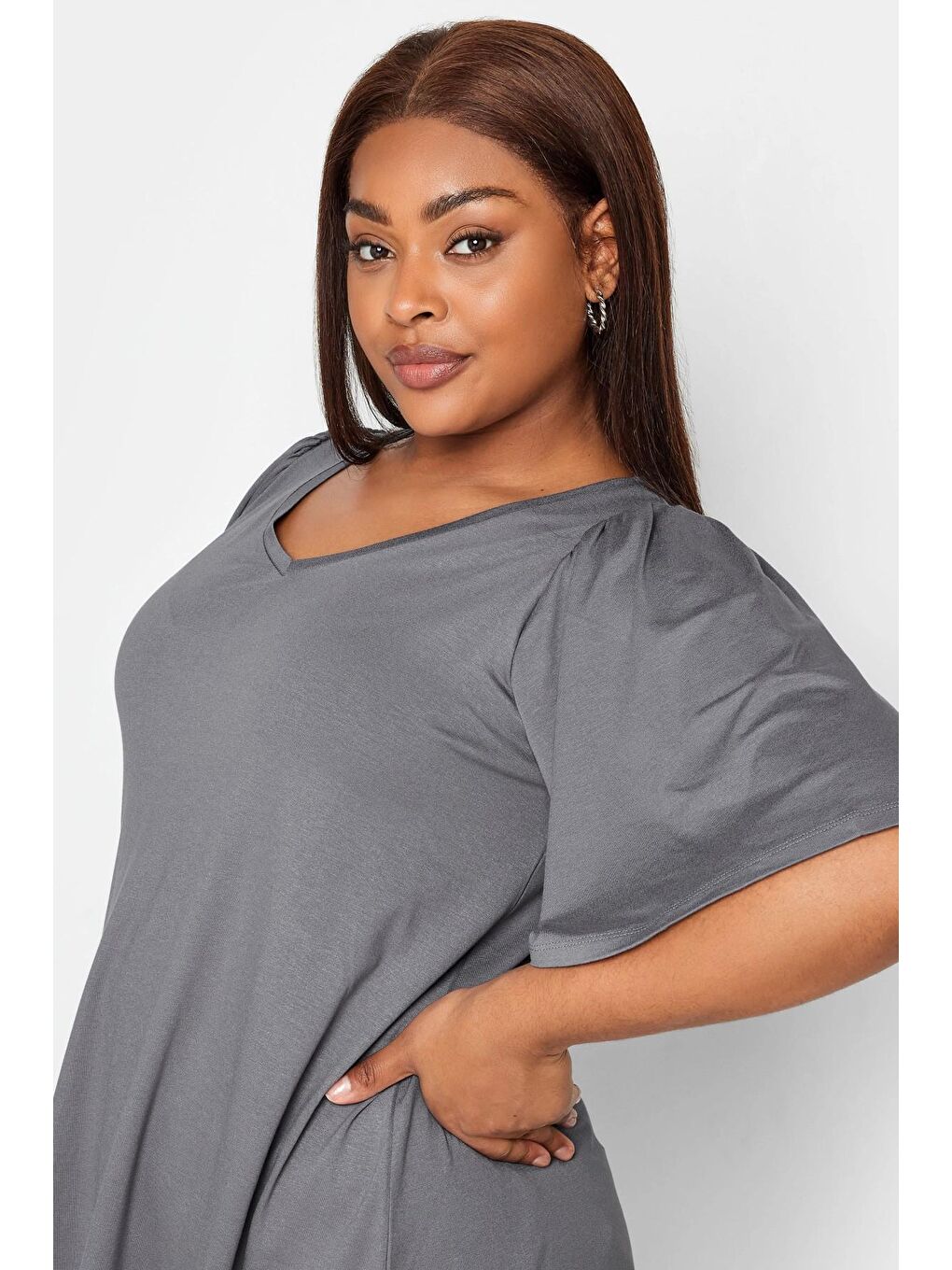 Gri Büyük Beden V Yaka Yarım Kol Elastanlı Düz Kesim Bluz 321145-3