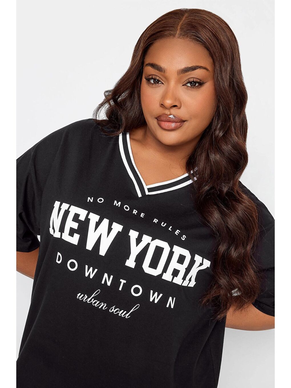 Siyah Büyük Beden Önü Baskılı V Yaka Yarım Kollu Uzun Kesim Tişört 302504-1