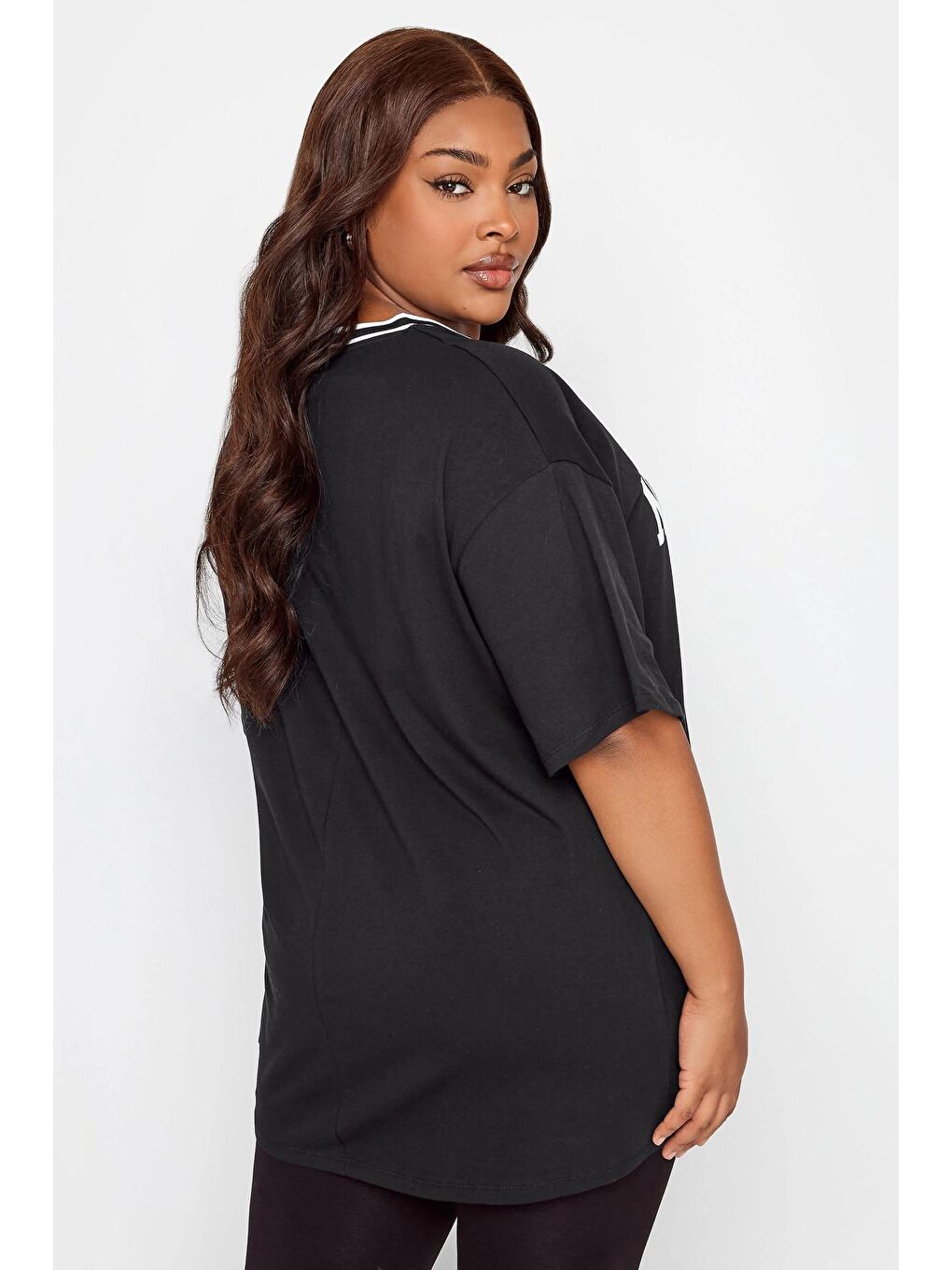 Siyah Büyük Beden Önü Baskılı V Yaka Yarım Kollu Uzun Kesim Tişört 302504-4