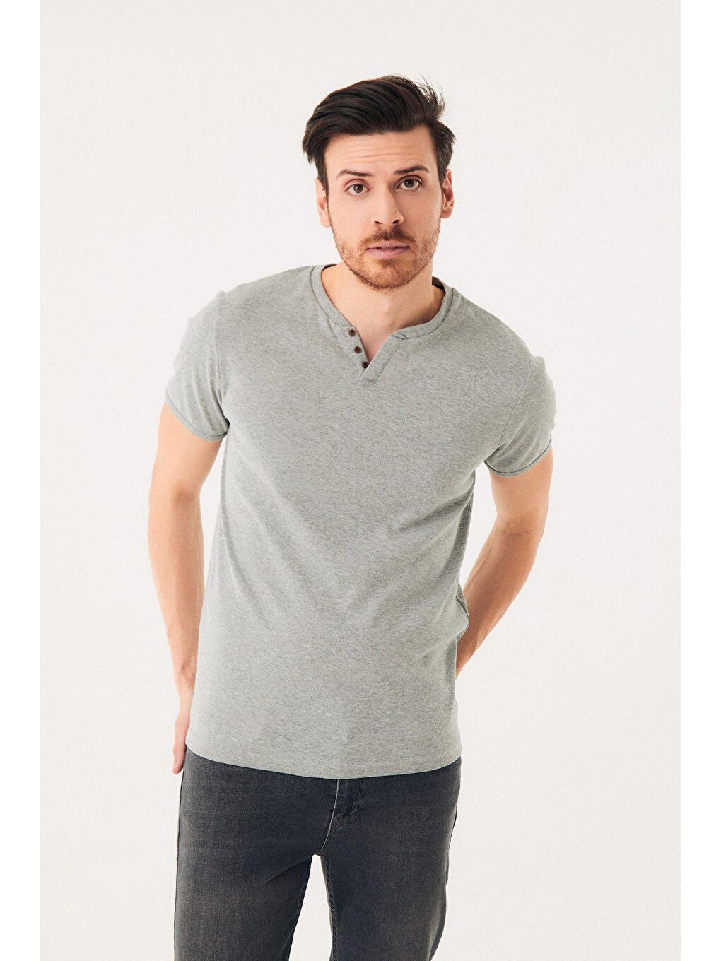 Gri Düğme Detaylı V Yaka Tişört