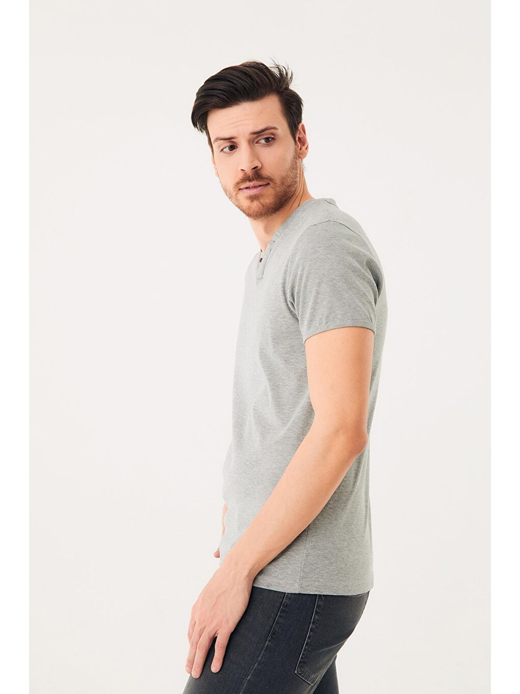 Gri Düğme Detaylı V Yaka Tişört-1