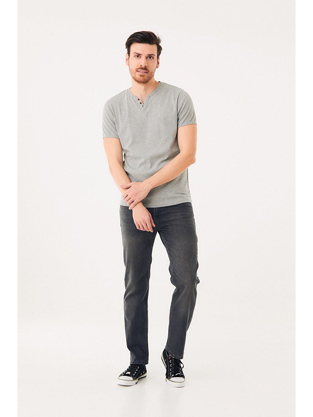 Gri Düğme Detaylı V Yaka Tişört-2