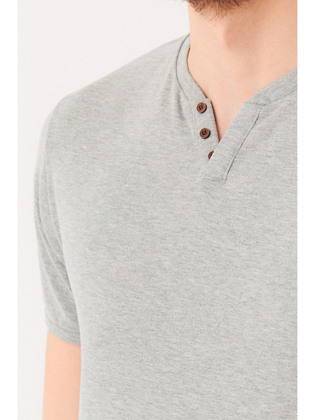 Gri Düğme Detaylı V Yaka Tişört-3