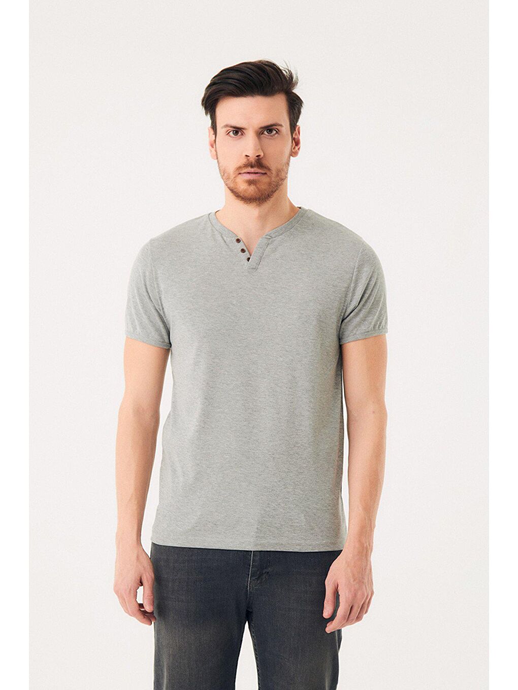 Gri Düğme Detaylı V Yaka Tişört-4