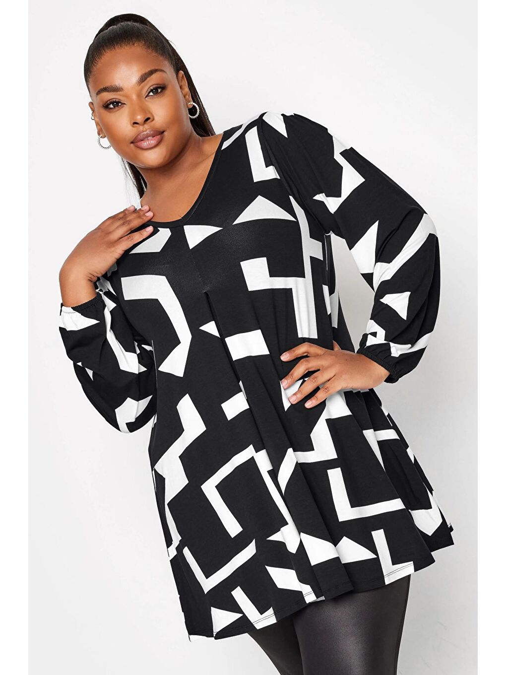 Siyah Büyük Beden Soyut Baskılı V Yaka Uzun Kollu Bluz 321228