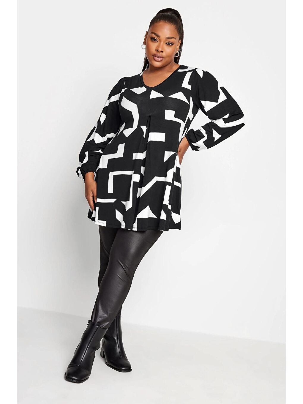 Siyah Büyük Beden Soyut Baskılı V Yaka Uzun Kollu Bluz 321228-1