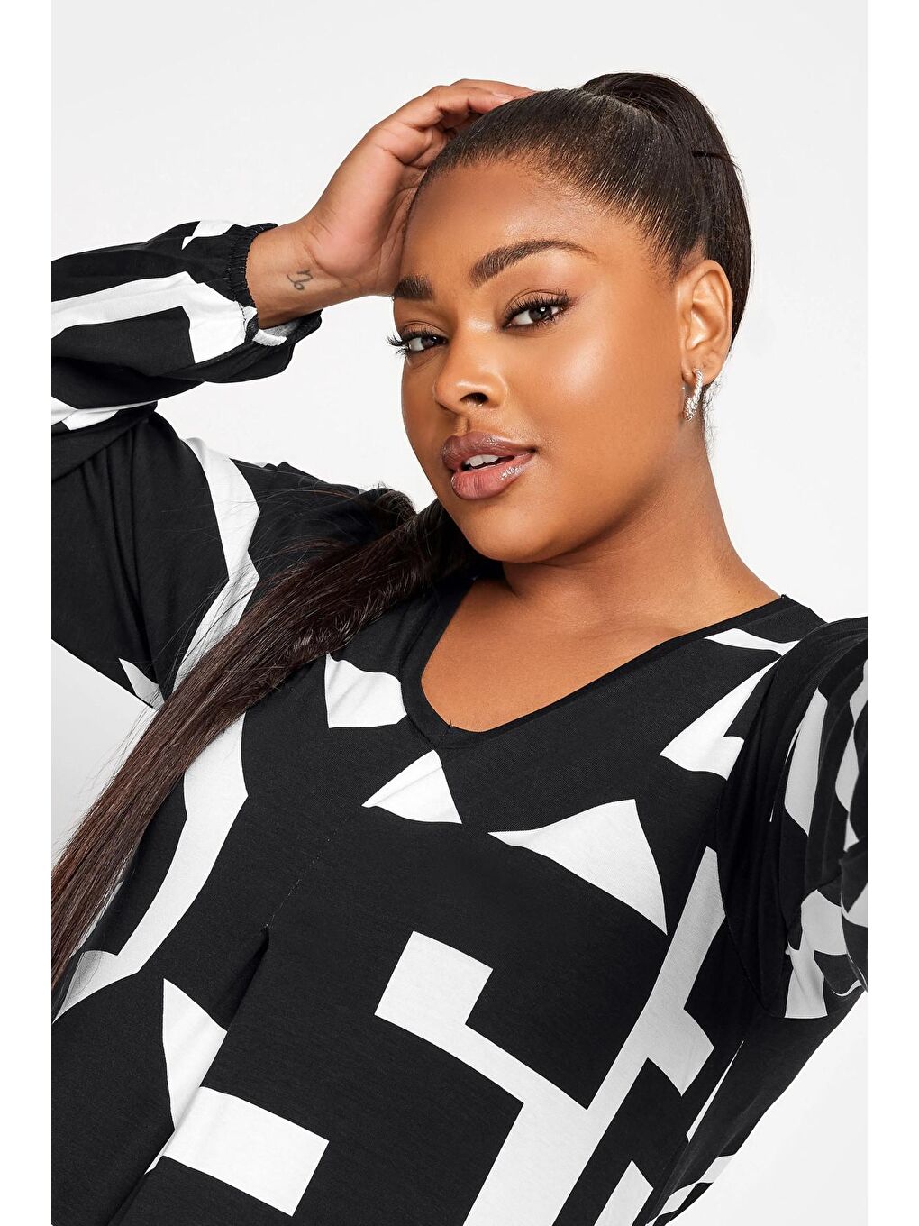 Siyah Büyük Beden Soyut Baskılı V Yaka Uzun Kollu Bluz 321228-3