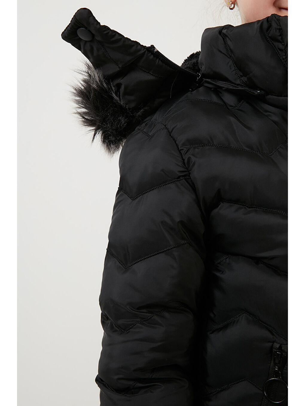 Siyah Pelüş Astarlı Yakası Suni Kürklü Çıkarılabilir Kapüşonlu Kışlık Kız Çocuk Mont 5766041-5