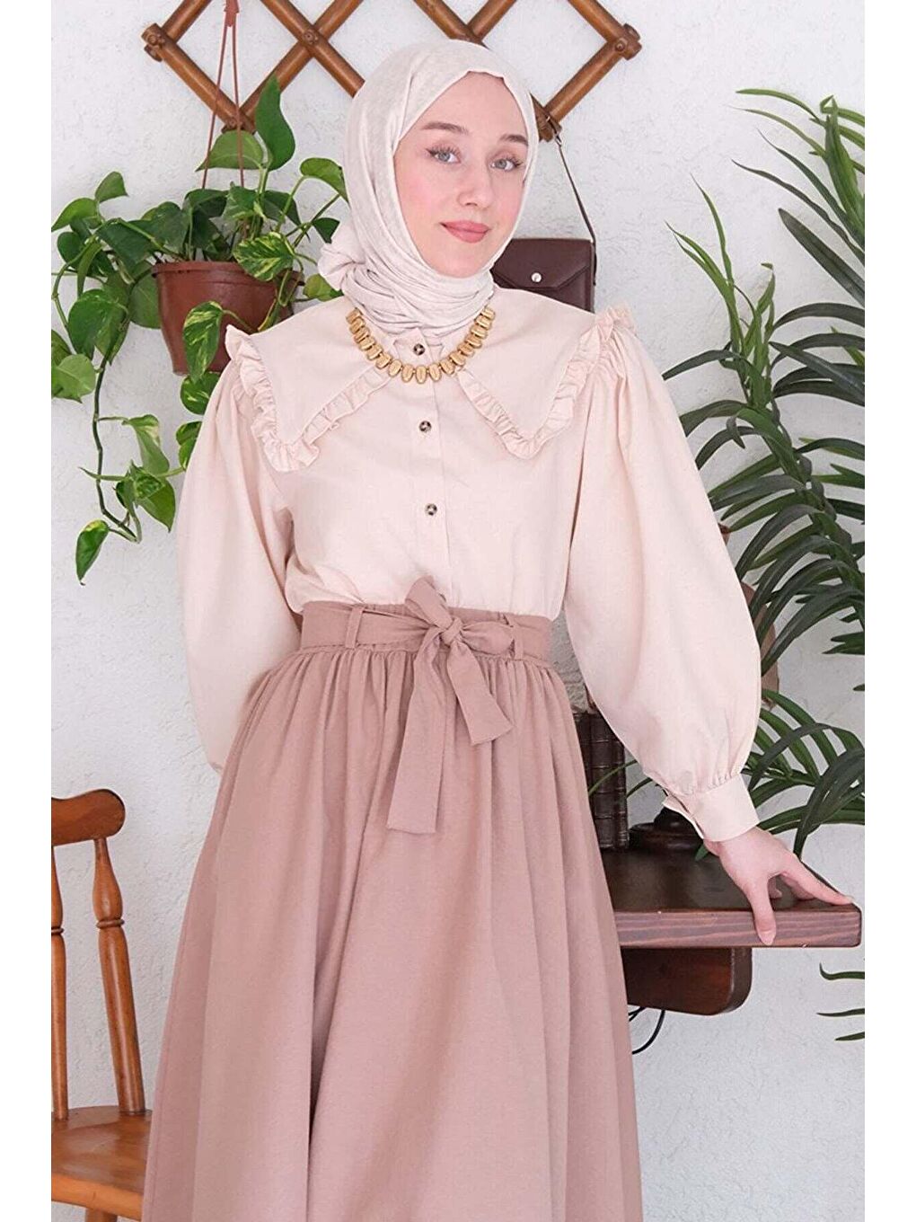 Ekru Krem Yakası Fırfırlı Gömlek-1