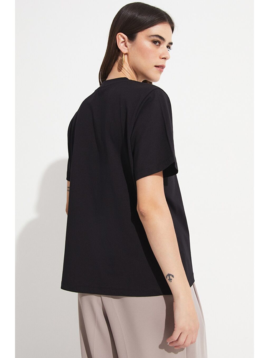 Siyah Ribana Detaylı %100 Pamuk T-Shirt-1