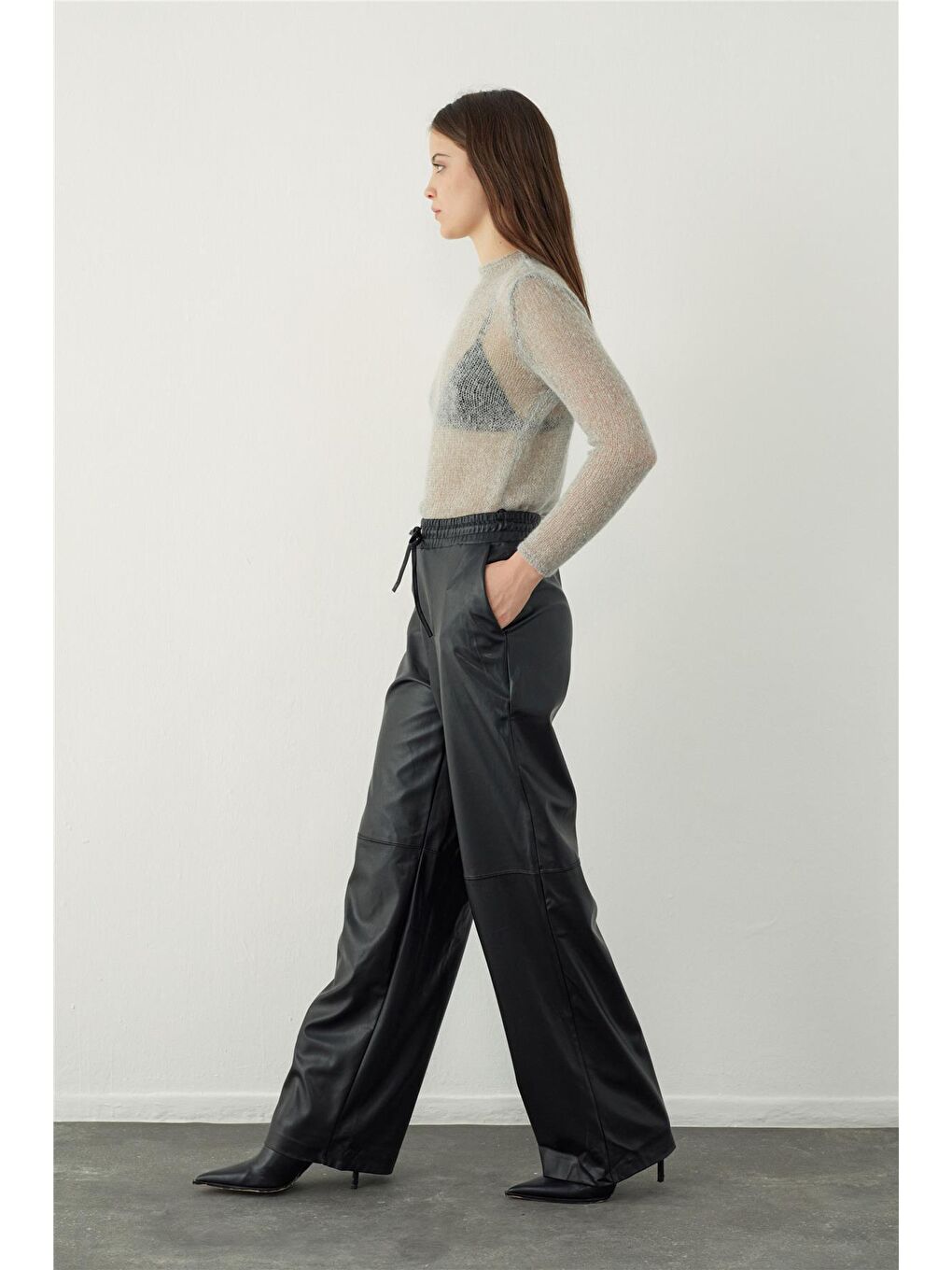 Siyah Bol Kesim Deri Görünümlü Pantolon-1