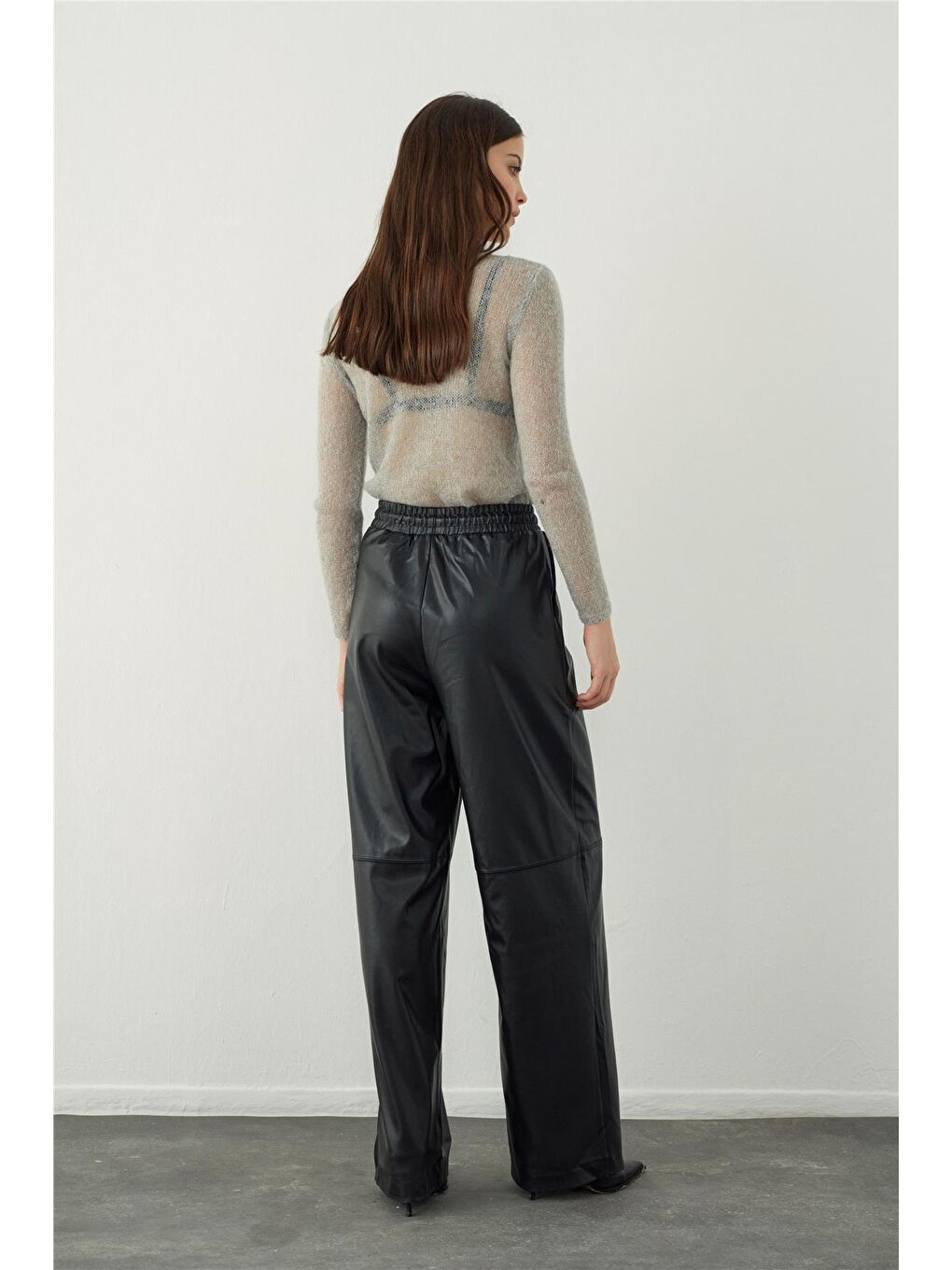 Siyah Bol Kesim Deri Görünümlü Pantolon-3