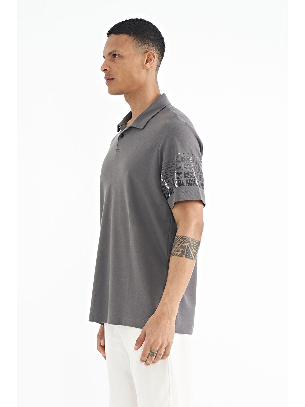 TOMMYLIFE Koyu Gri Kol Baskı Detaylı Polo Yaka Standart Form Erkek T-shirt - 88240 - 3