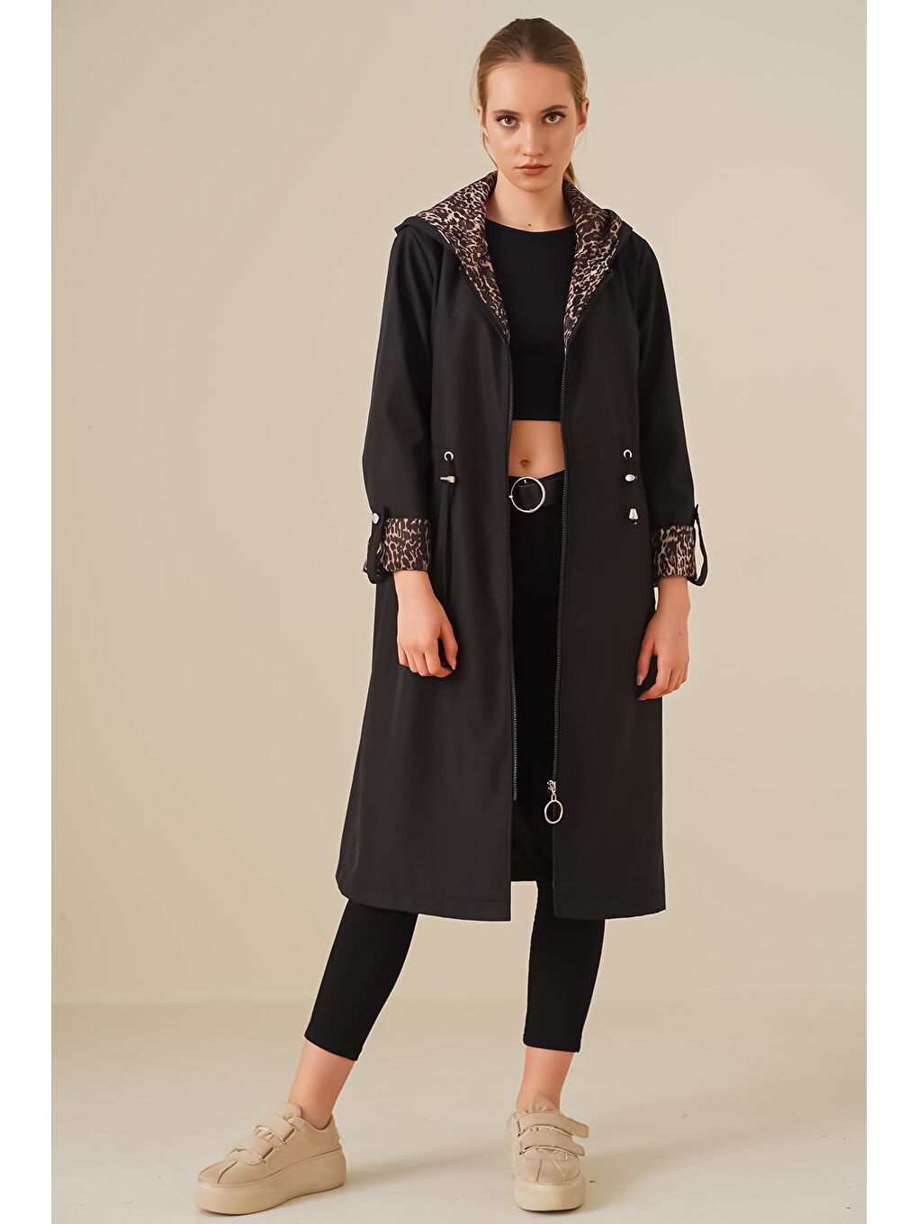 Kadın Siyah Leopar Fermuarlı Beli Büzgülü Kol Manşetli Kapüşonlu Uzun Trençkot-2