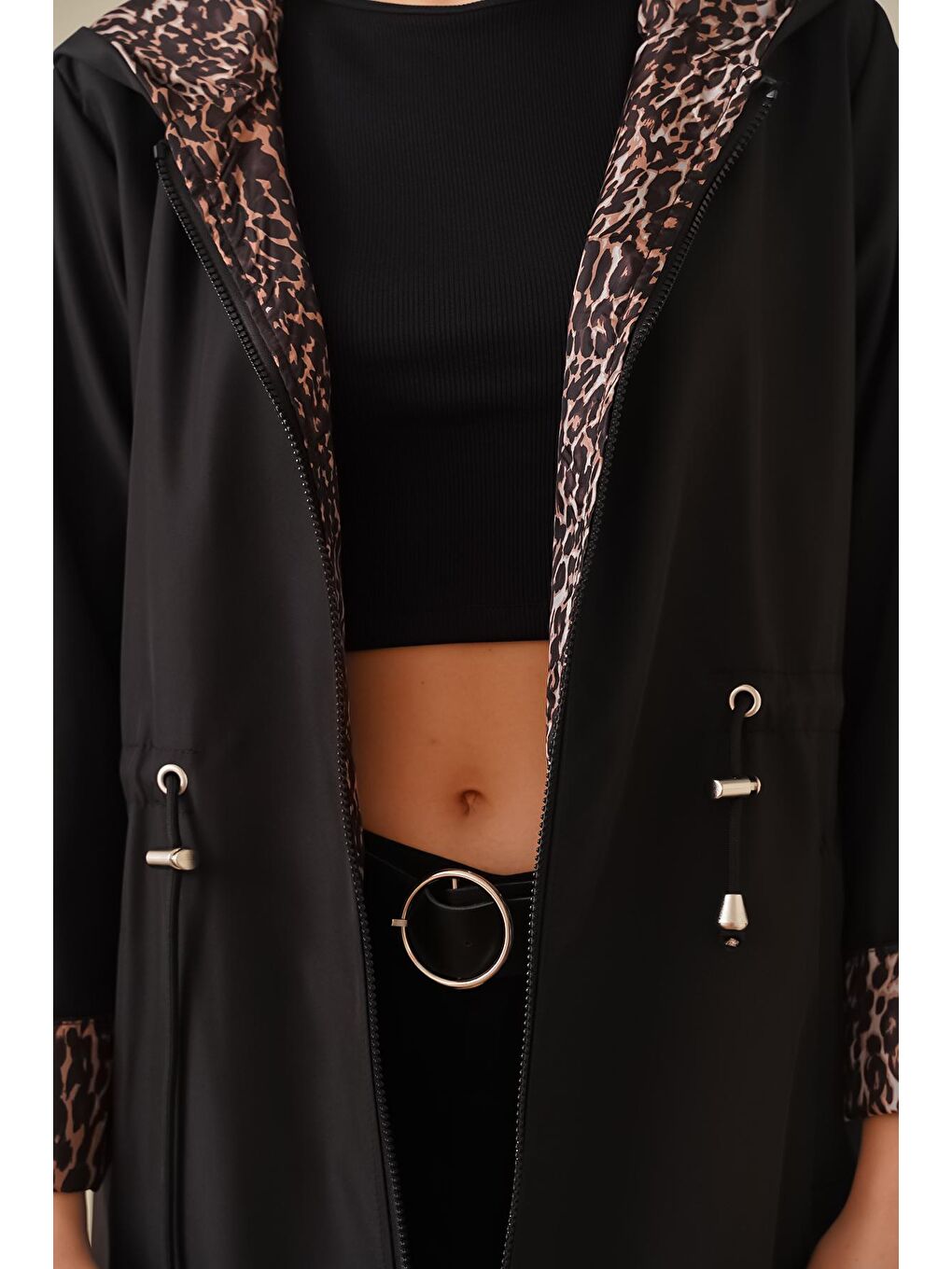 Kadın Siyah Leopar Fermuarlı Beli Büzgülü Kol Manşetli Kapüşonlu Uzun Trençkot-4