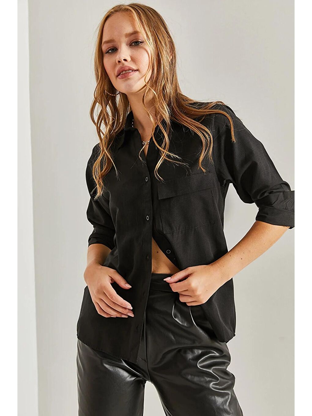 Siyah Kadın Tek Cep Detaylı Gömlek-1
